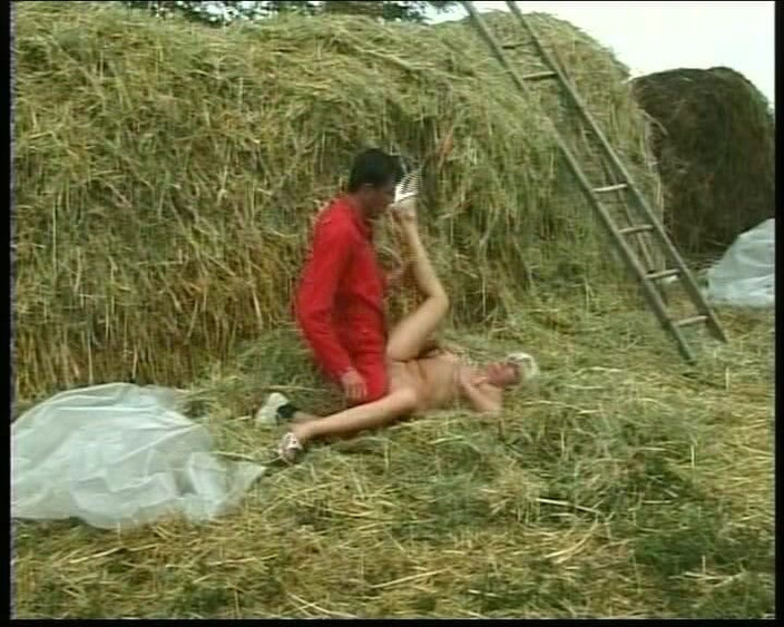 Busty German Sluts: 독일에서 온 이 미시 금발녀 농장에서 따먹히다