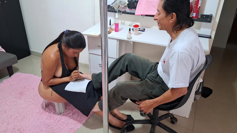 BigAssStepmom2: 늙은 계부의 자지를 빨아주는 거유 의붓딸