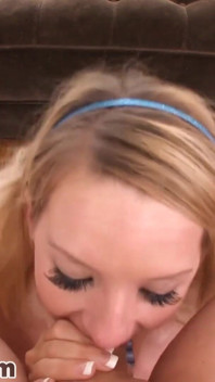 Śliczna blondynka Cali Carter twarz facked blowjob i spust połykać