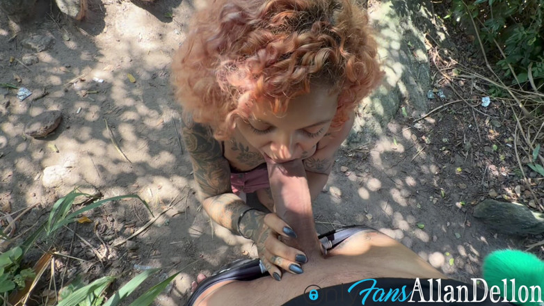 AllanDellon: Cette pipe surprise au milieu des bois - une rousse tatouée...