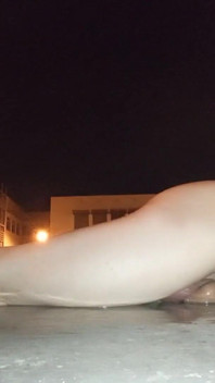 Długi prysznic sikania w miejscach publicznych, całkowicie nagi