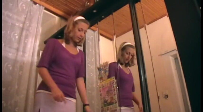 Femdom Austria: Tapis de sol humain près du miroir