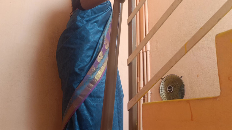 Inba: 階段で構造を示す隣人の既婚女性