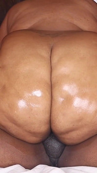 Redd juteuse prend cette grosse noire