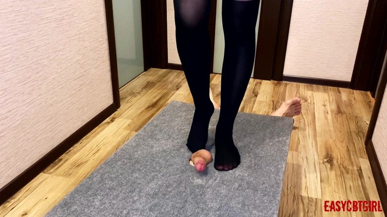AnnyCandyPainboy: Mistress crushes and rubs cock on box
