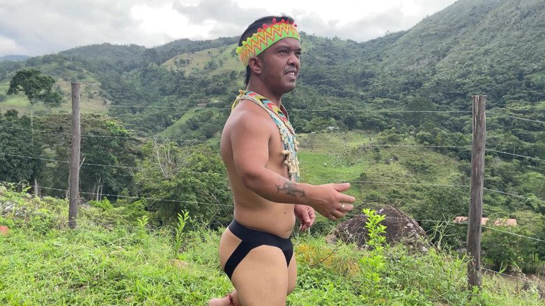Julianaburning: Un petit Indien trouve une femme se reposant dans la...