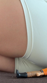 Une Géante Pète Sur Un Homme Minuscule En 4K