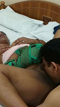 Söt och sexig Sanjana Bhabhi heta avsugningar och hård sexvideo i Saree