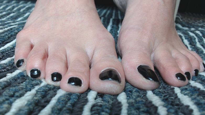 Abby Anna: Black toenails closeup toe play