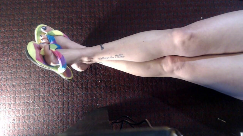 Abby Anna: Chinelo, tornozelos cruzados