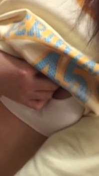 Una teen arrapata asiatica si sditalina la sua figa fradicia in profondità