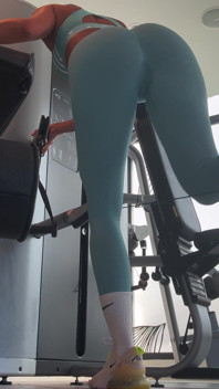 Il modello in forma nei leggings da yoga torna dall'allenamento e lo mettono a quattro zampe