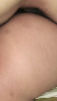 沉默调皮的女孩喜欢做爱，她那大屁股让我很快高潮