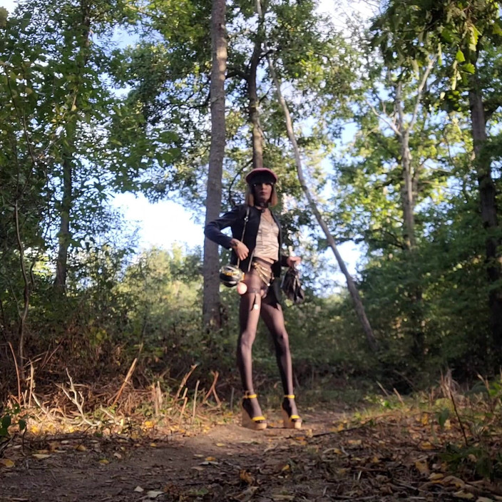VaneSsa BiTCHx: Plimbare prin pădure
