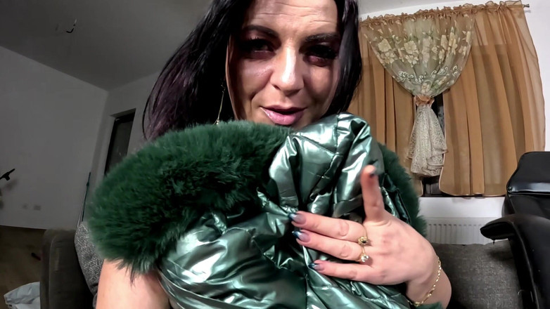 MilfyCalla: Parlak ceketli göğüsler azdırıyor - kabarık ceket, derin dekolte ve yaramaz...