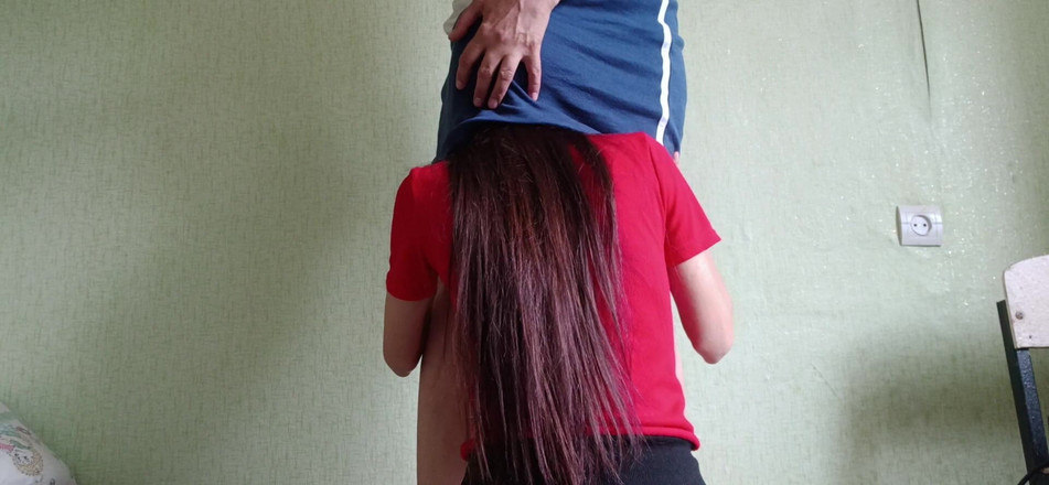 Lesbian-illusion: Moje plachá sousedka mi vylezla pod sukni, aniž by se...