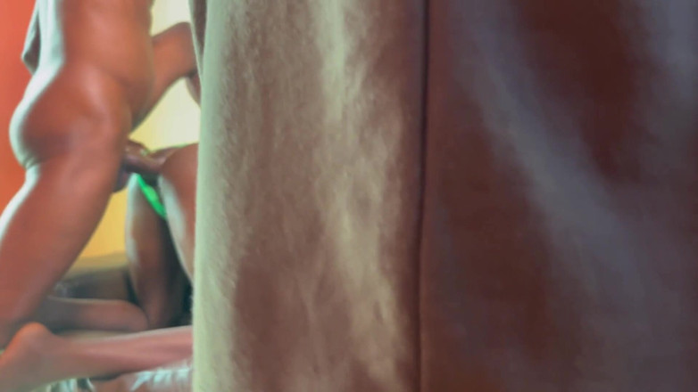 Itxbush: Na návštěvu měla na sobě jen kalhotky. Ošukal její zadek...