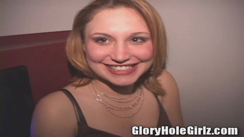 Glory Hole Girlz: seksi thoonth akeli kutiya land choos rahi hai glori hol...