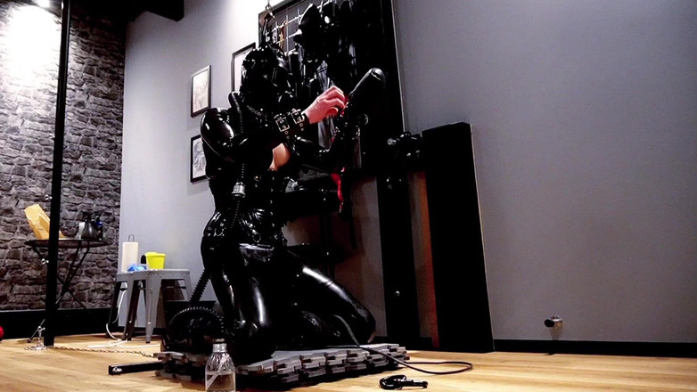 Hooded June: Gefesselt mit dem Sybian in einer ernsthaften selbstbondage