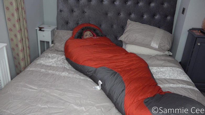 Sammie Cee: Chaqueta de down y masturbación bedroll