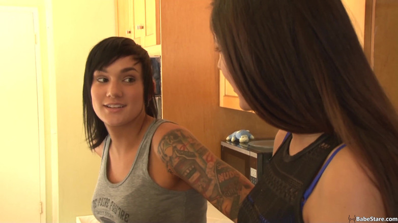 Babe Stare: Stiefmutter macht mit beim spaß: Teenie-lesben haben einen dreier mit...