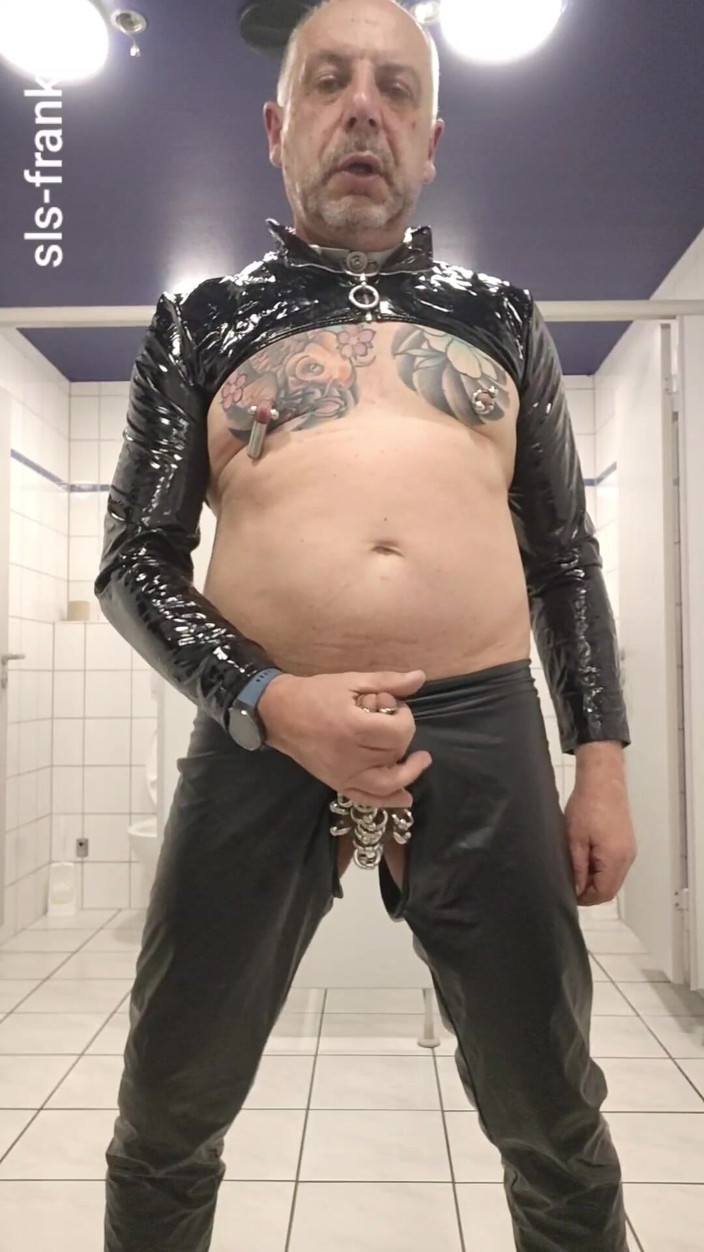 sls-frank: Sls-frank Masturbate in Pornokino Toilette in Trier