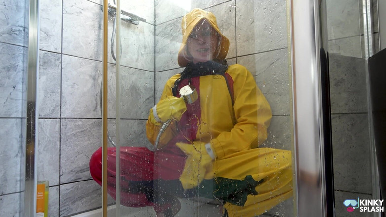 UKCuteGirl Lucy Lauren: Dvouvrstvé pvc rainwear &amp; wetsuit: promočená, mýdlová sprcha Hra