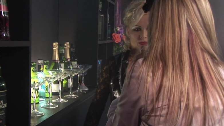 A Lesbian World: Bystiga blonda vampyr MILFs har dildo knull session på ett...