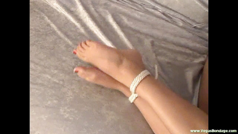 Spungy Gunk Films: Pelacur pirang memiliki beberapa perbudakan kesulitan