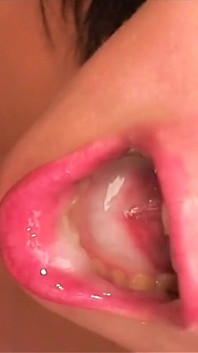 Kleed je om grote kont, grote tieten, poesje te neuken en een maandagochtend sperma slikken op hoge hakken
