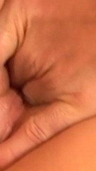 Dos milfs maduras comparten un joven semental afortunado