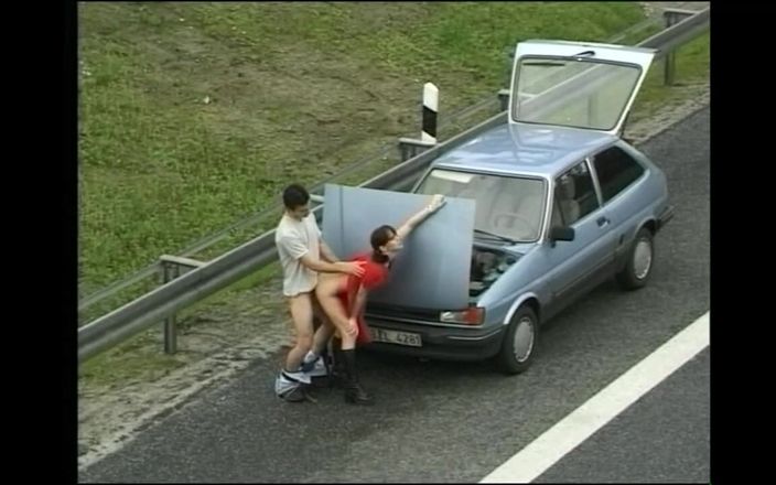 Little World: Milf cachonda chupa una gran polla en el coche y...
