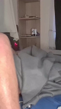Masturbare cu înregistrare de acasă și futai cu penetrare dublă cu o mamă sexy