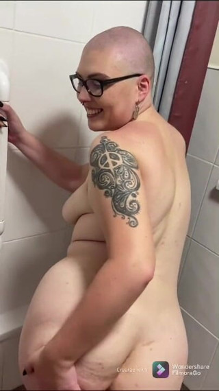 Rebecca Curves: Krzywe Rebecca dostaje lewatywę moczu