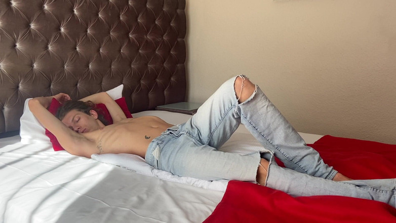 iamtonyrey: Twink Prancis berambut panjang merasa kesepian di hotelnya dan memutuskan...