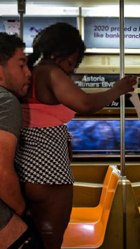 Une black à gros cul se fait baiser dans le métro