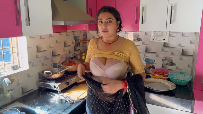 Hotty_ragini: Adik tiri memerlukan bantuan saya untuk pergi ke taman air...