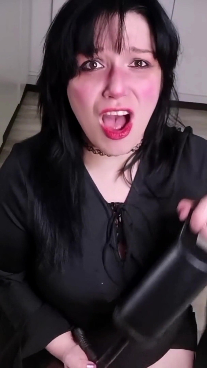 Delilah Dee: Witch Palm Reader vous pompe et vous chevauche jusqu’à ce...