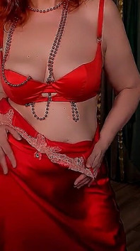 In het ritme van de liefde: rode naaldhakken, zijden lingerie en een lang shirt voor de meest gepassioneerde avond van het jaar