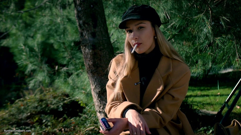 Russian Smokers: Palenie na zewnątrz z Beaty Russian Girl 2
