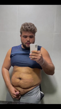 Aqui estava eu no banheiro da academia