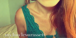 Leverageurassets: Masáž zrzky krémem - drobná zrzka tře a masíruje koule krému...