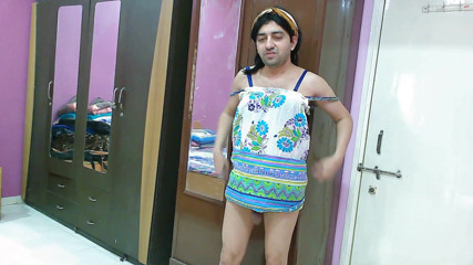 Cute & Nude Crossdresser: Gorąca maminsynek crossdresser femboy w sukience plażowej i opasce do...