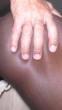 Negra bunda anal no canto da mesa e gozada dentro