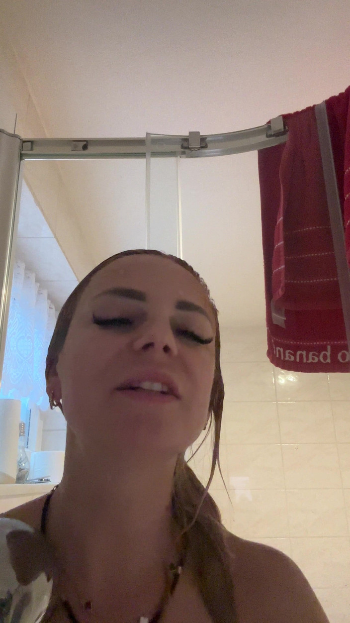 LarisaCum: Me mojo mucho cuando juego en la bañera y me...