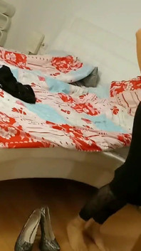 Schöne stiefmutter macht ein rauchendes video für stiefsohn