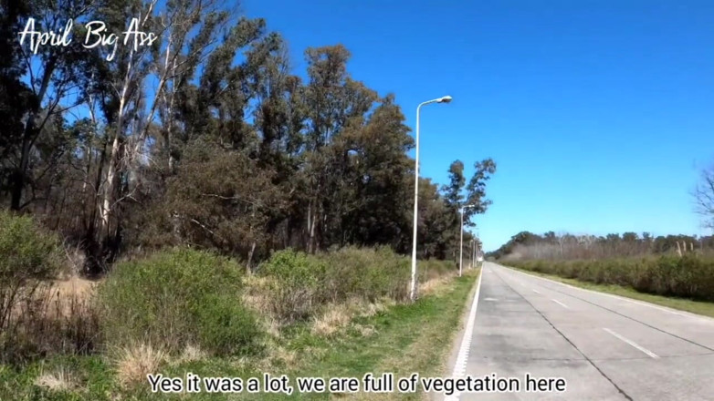 April BigAss: rischioso ingoiare pipì giallo in strada