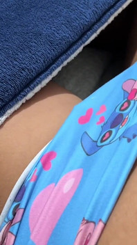 女の子は遊んでいる間に興奮して一人になりました
