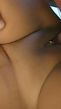 Doyumsuz orta yaşlı seksi kadın iki kaslı delikanlıyı derine alıyor