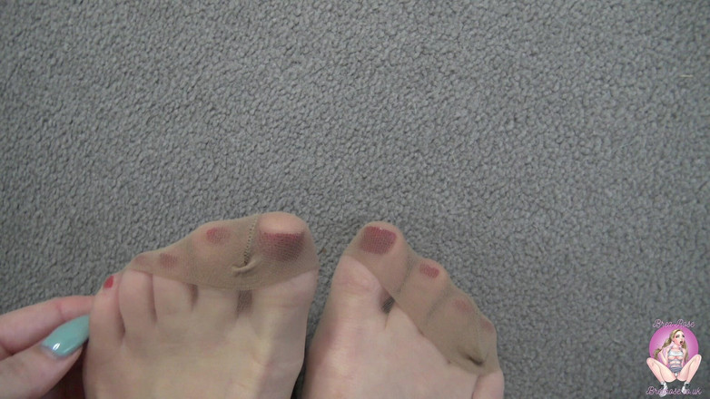 Brea Rose: नाइलन पहनी गांड और पैर